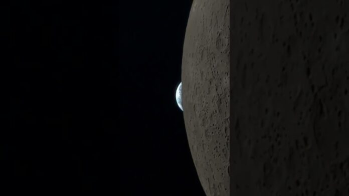 NASA Astronomy Picture of the Day: Earthset with an iPhone — 2026-04-22